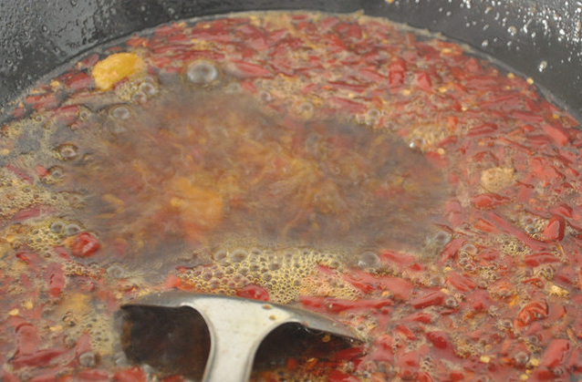 很多火鍋店使用老油，教你自己在家做火鍋味道不比外面的差！