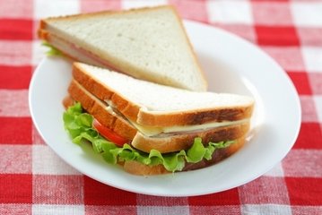 自制三明治，做法簡(jiǎn)單的營(yíng)養(yǎng)早餐，早上你想來一份嗎