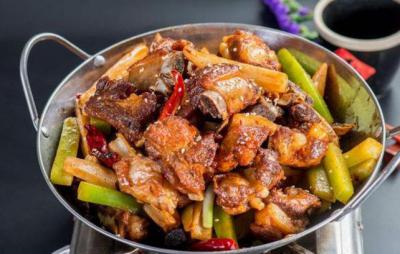 “干鍋排骨”的家常做法，做法簡單，口感麻辣鮮香