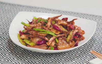 ?教你做干鍋魷魚(yú)，香辣過(guò)癮，招待客人簡(jiǎn)單又快捷！