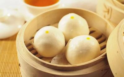 還在用清水蒸饅頭嗎？發(fā)面加“此物”，蒸出來(lái)的饅頭又香又軟！