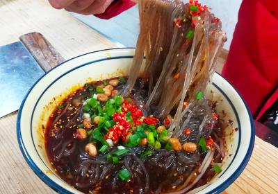成都特色小吃酸辣粉技術(shù)培訓(xùn)，價(jià)廉物美創(chuàng)業(yè)無(wú)憂(yōu)