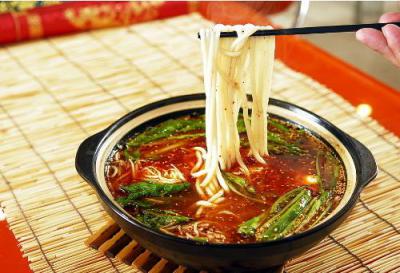 想學過橋米線技術(shù)去哪里好,正宗云南過橋米線培訓做法