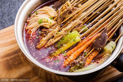  四川砂鍋串串香餐飲訓(xùn)練班哪里好？師傅現(xiàn)場(chǎng)操作訓(xùn)練