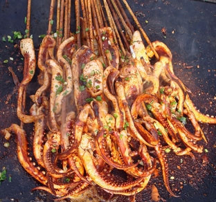 四川小吃鐵板魷魚技術(shù)做法哪里好？短期小吃培訓(xùn)中心